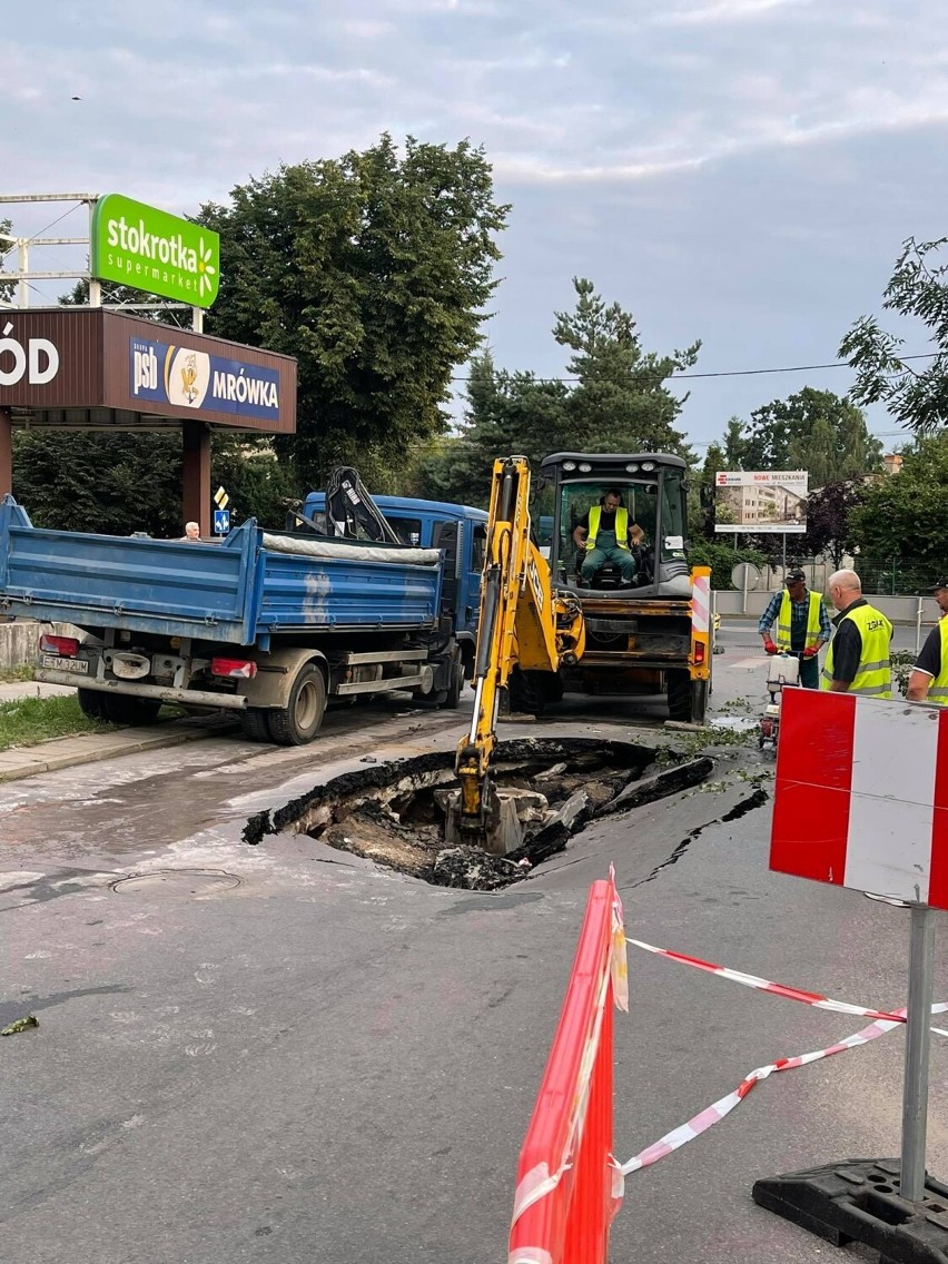 Zapadlisko w asfalcie na ul. Kwiatowej w Tomaszowie. Droga zamknięta, trwa zabezpieczanie dziury [ZDJĘCIA]