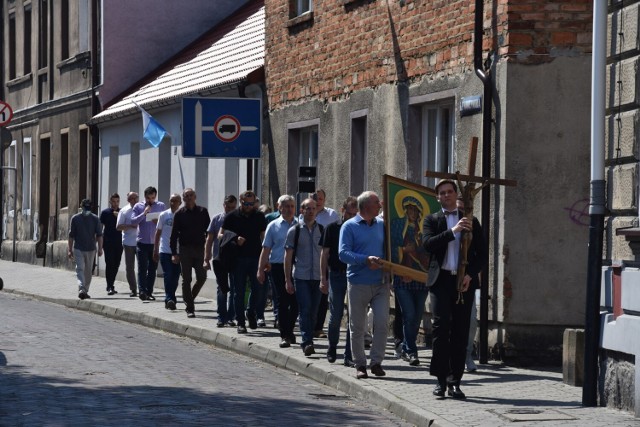 Rozmodleni mężczyźni przeszli od kościoła NSJ aż do śremskiej Fary