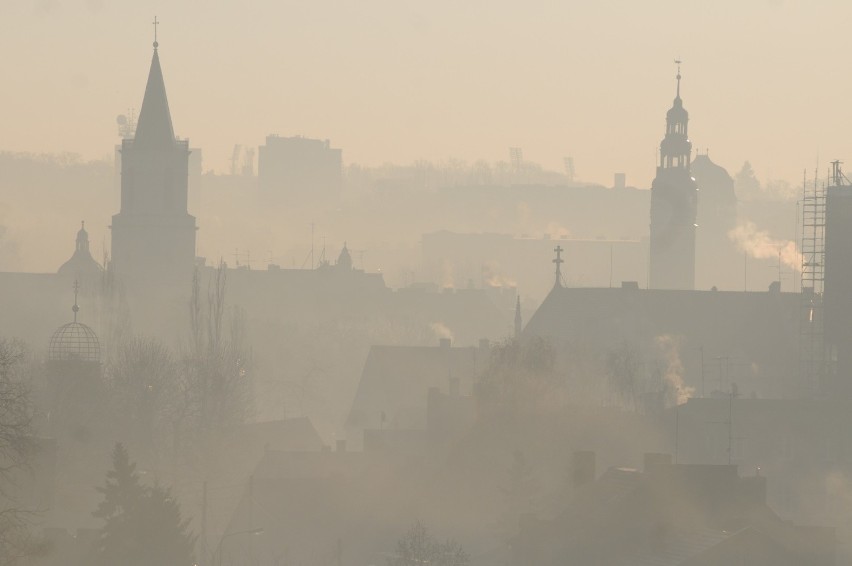 Czarny dym wydobywający się z kominów nie zawsze musi...