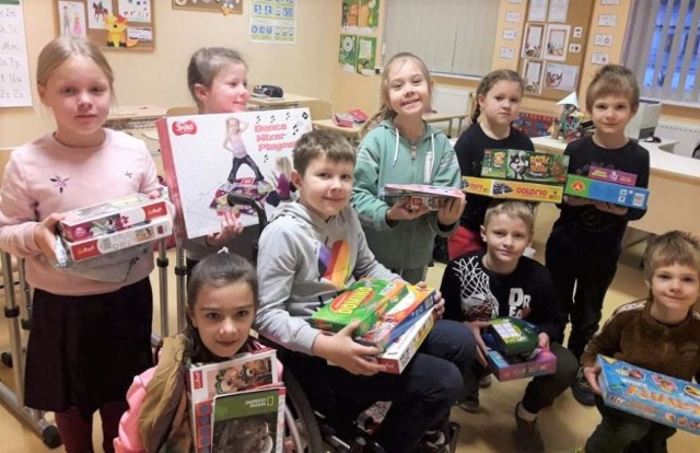 Dary przekazane przez mieszkańców gminy Brzeszcze sprawiły ogromną radość dzieciom w szkole w Pakienie na Wileńszczyźnie
