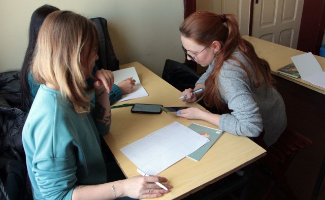 Lekcje języka polskiego dla uchodźczyń z Ukrainy odbywają się w parafii ewangelicko-metodystycznej w Grudziądzu
