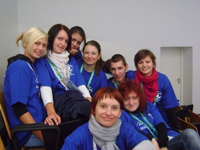 Lucyna Roszak (na dole) w towarzystwie wolontariuszy