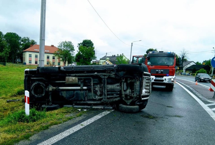 Nissan navara wpadł w poślizg w Paradyżu i wylądował w rowie