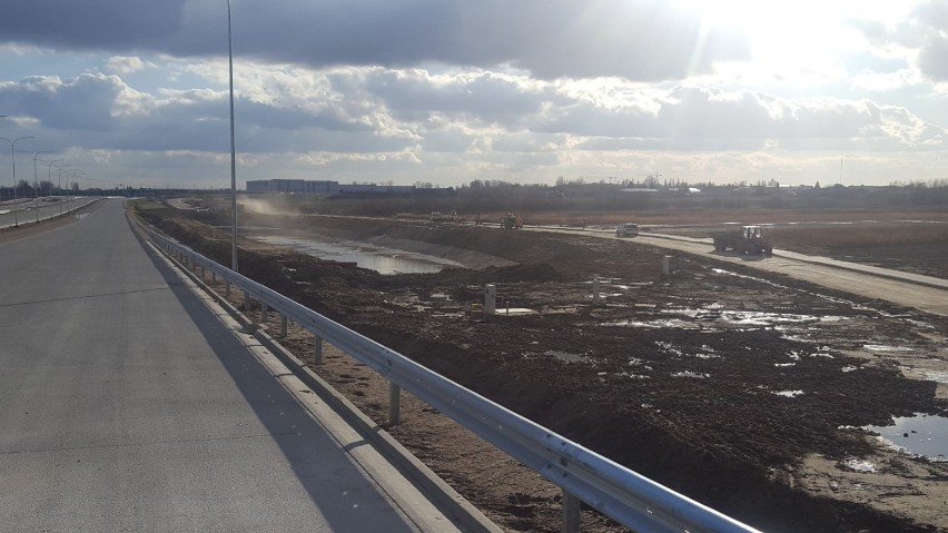 Budują S7 z Grójca do Warszawy. Przybywa asfaltu, rosną obiekty mostowe. Zobacz najnowsze zdjęcia z placu budowy