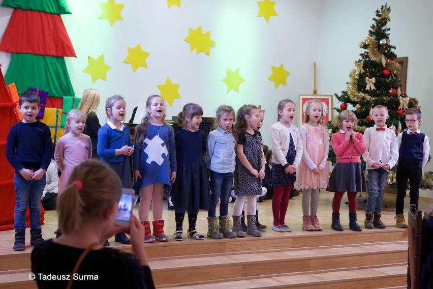 Dzieci występowały, rodzice nagrywali. Niedzielny świąteczny poranek muzyczny w PSM Stargard w obiektywie Tadeusza Surmy