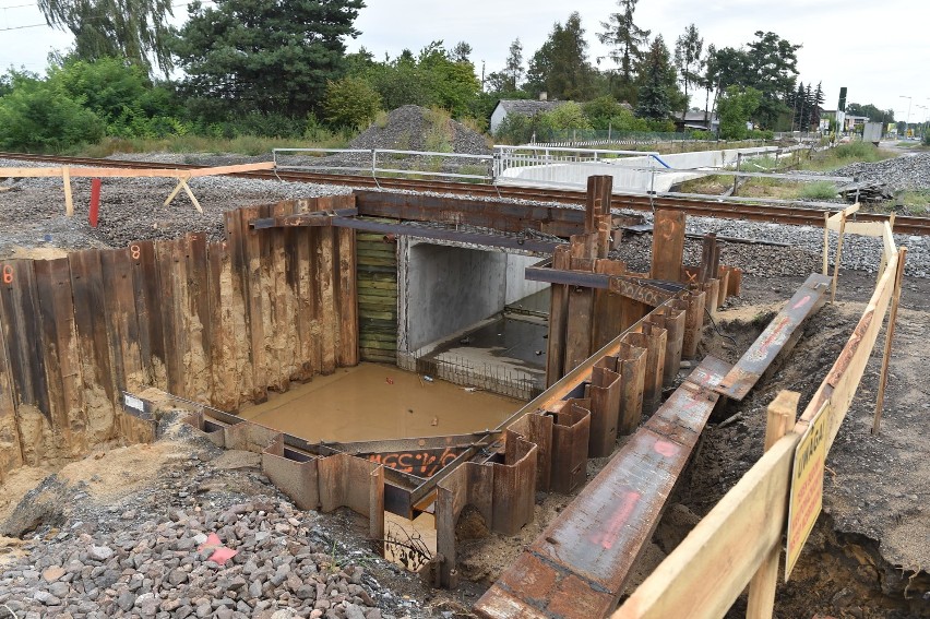 Tunel dla pieszych pod torami na Okrężnej ma być gotowy do wakacji. Dadzą radę? Zobaczcie zdjęcia