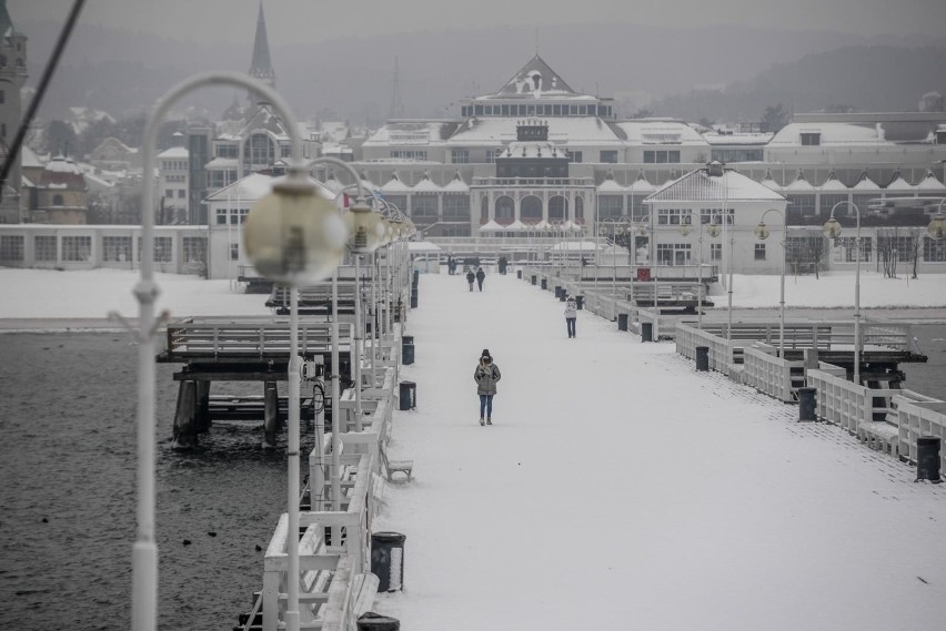 Piękne zdjęcia zimowego krajobrazu w Sopocie. Zobaczcie całą...