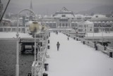 Sopot na zimowych zdjęciach. Bajkowe fotografie znanych miejsc kurortu pokrytych śniegiem. Cudowne widoki!