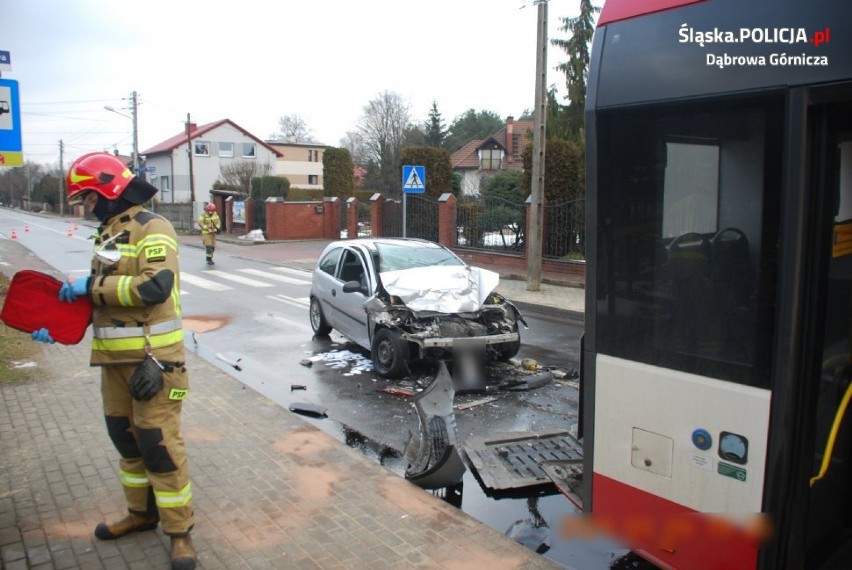 Osobówka zderzyła się z autobusem w Dąbrowie Górniczej. Auto było kradzione, a kierowca pijany!