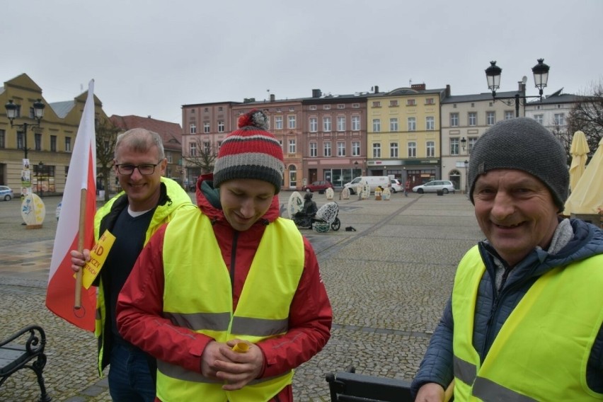 Rolnika wspierają koledzy, którzy pomogli również w zapłacie...