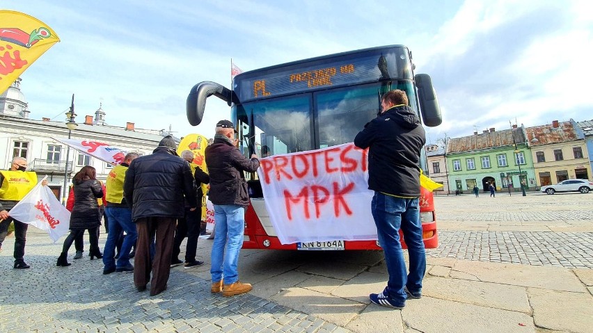 Pikieta pracowników sądeckiego MPK na płycie rynku