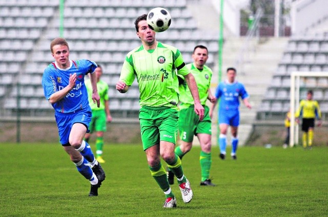 Miedź uległa Górnikowi Polkowice 1:3. Paweł Ochota (na niebiesko) nie potrafił przechytrzyć czeskiego obrońcy Górnika Petra Pokornego