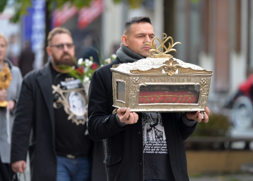 Ulicami Przemyśla przeszła procesja różańcowa w intencji Polski. "Bóg nie pragnie śmierci grzesznika, ale aby żył" [ZDJĘCIA]