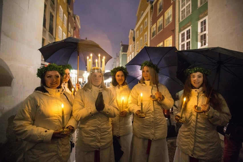 Parada dziewcząt w białych sukniach i koncert szwedzkich kolęd. Orszak Świętej Łucji kolejny raz na Długim Targu w Gdańsku! 