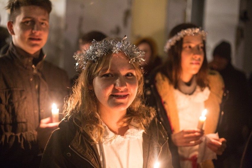 Parada dziewcząt w białych sukniach i koncert szwedzkich kolęd. Orszak Świętej Łucji kolejny raz na Długim Targu w Gdańsku! 