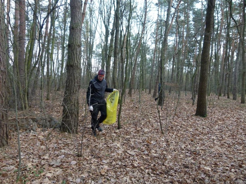 Sprzątanie Lasu Paprockego w Zduńskiej Woli