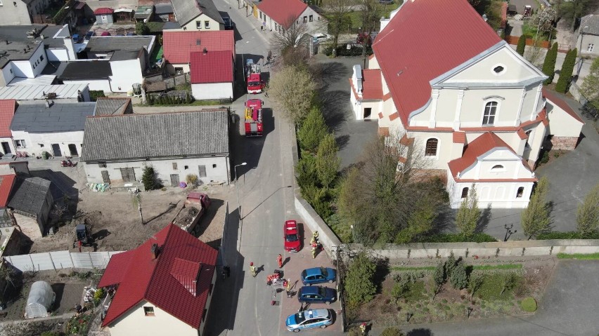 W Ostrorogu ciężarówka stoczyła się i uderzyła w dom [ZDJĘCIA Z DRONA]