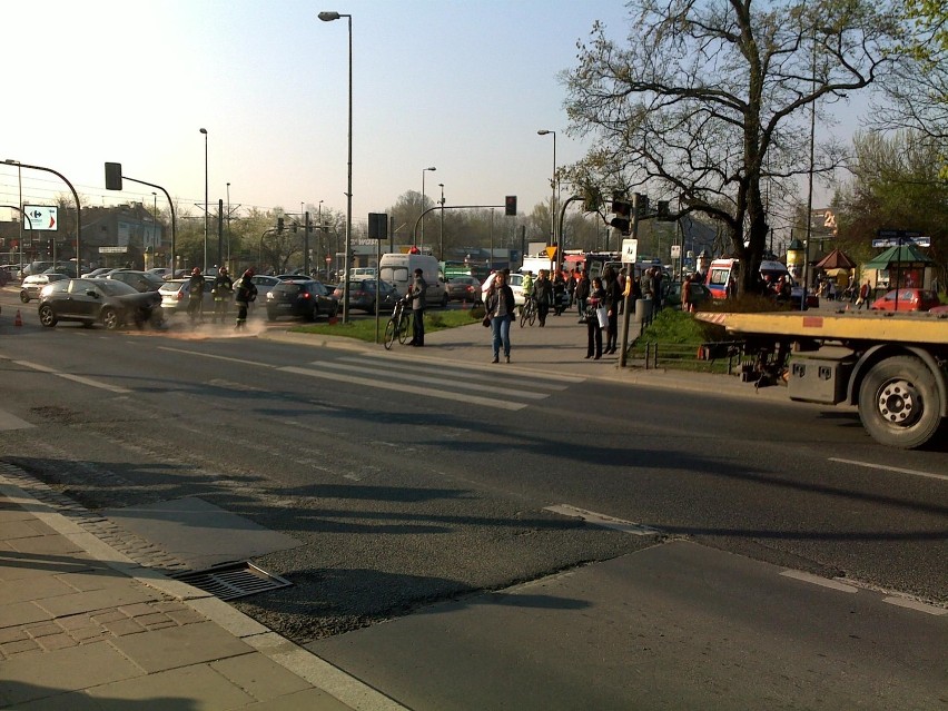 Kraków: wypadek na rondzie Matecznego [ZDJĘCIA]