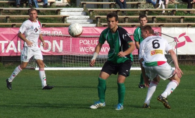 Piotr Witoń (w zielonej koszulce) w czwartym sezonie w Janinie Libiąż zdobył dla niej 35 goli na trzecioligowych boiskach w grupie małopolsko-świętokrzyskiej.