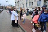 Wyjątkowe święcenie pokarmów wzdłuż ulic w Parafii pod wezwaniem Chrystusa Króla w Kielcach (ZDJĘCIA)