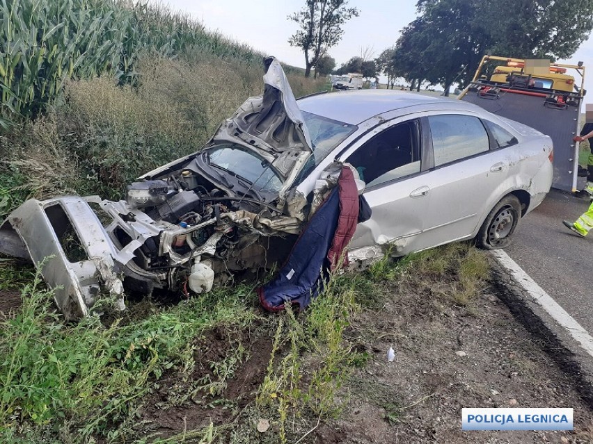 Wypadek na trasie Legnica-Chojnów. Pijany kierowca zbiegł z miejsca zdarzenia [ZDJĘCIA]