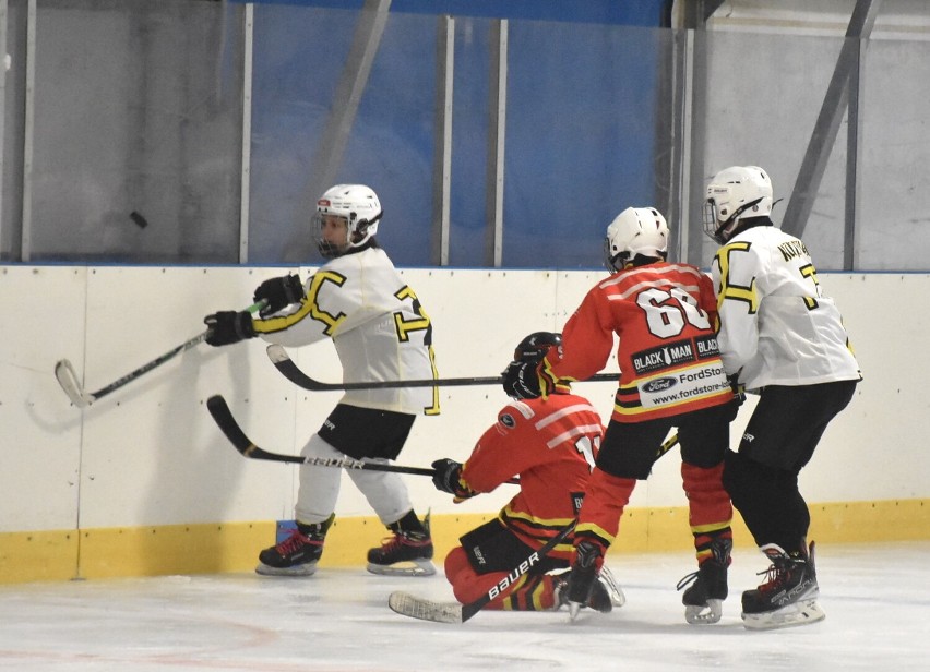 Hokej w Malborku. Bombek Alegre zdobył pierwsze samodzielne punkty w rozgrywkach ligowych U14. To był też debiut na malborskim lodowisku