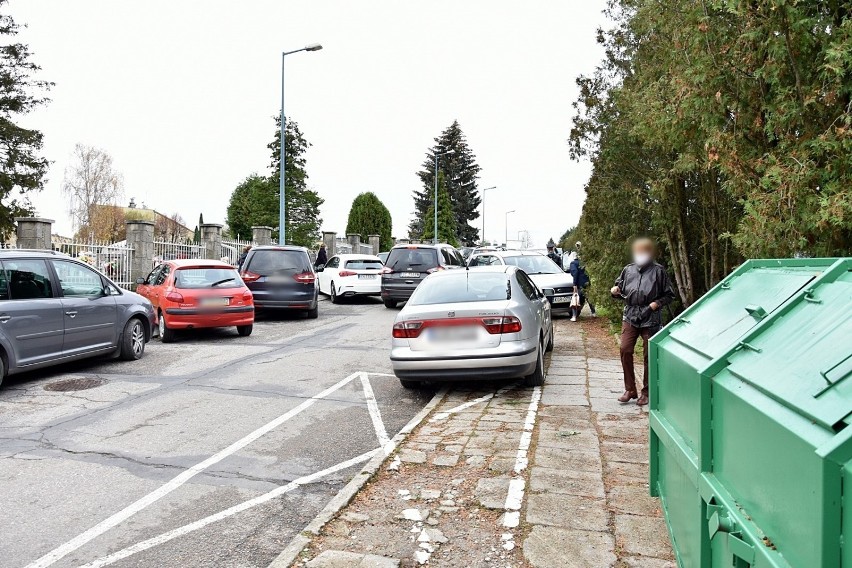 Gorliczanie odwiedzają groby, ale tłumów nie ma. Wtorek 3 listopada był pierwszym dniem, gdy mogliśmy wejść na jego teren [ZDJĘCIA]