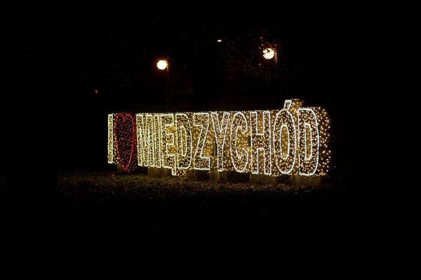 Międzychód już rozbłysnął świąteczną iluminacją. Burmistrz...