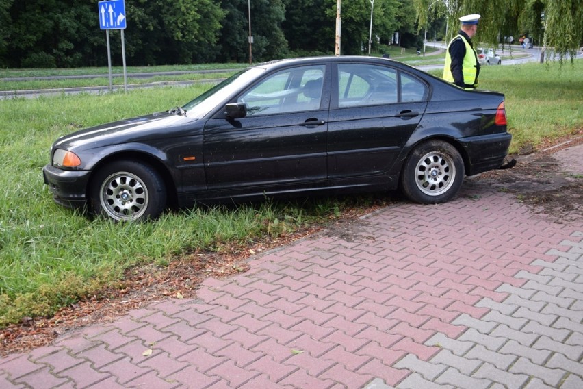 Zamość: BMW stało na ścieżce pieszo rowerowej nad Łabuńką....