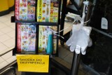 Rękawiczki w sklepach obowiązkowe nie dla wszystkich. Rząd zmienia przepisy