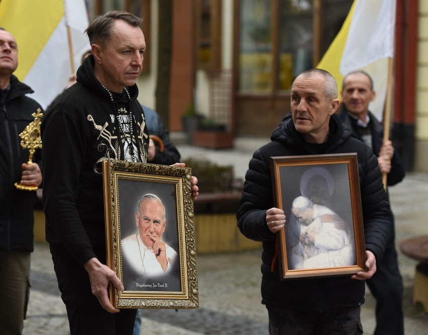 Społeczność Wojowników Maryi z Przemyśla, Męskiego Różańca i Domowego Kościoła w obronie Jana Pawła II [ZDJĘCIA, WIDEO]