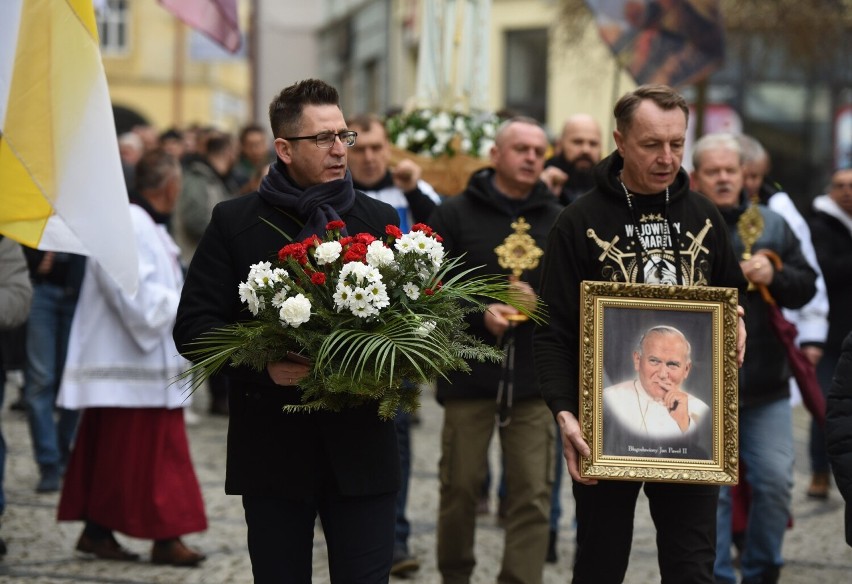 Społeczność Wojowników Maryi z Przemyśla, Męskiego Różańca i Domowego Kościoła w obronie Jana Pawła II [ZDJĘCIA, WIDEO]