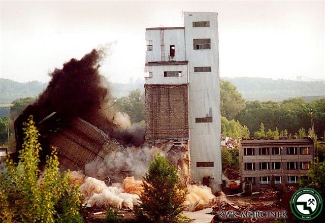Kopalnia Morcinek w Jastrzębiu-Zdroju, wysadzanie zbiornika gotowego produktu wzbogaconego węgla. Obok czekający na destrukcję budynek labolatorium chemicznego