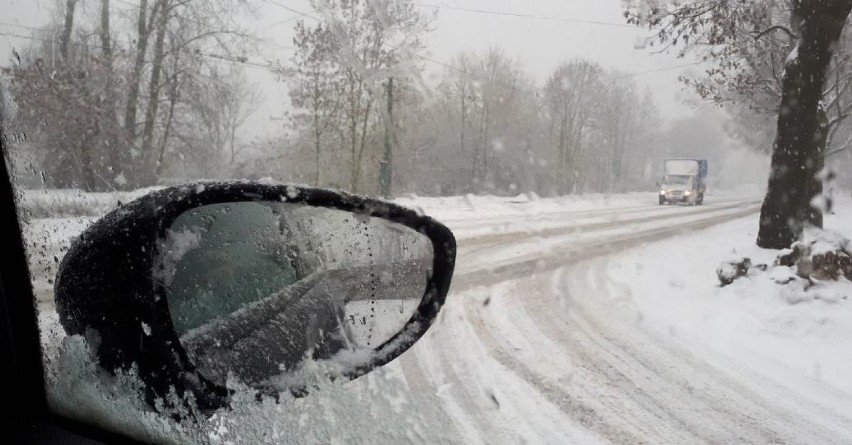 Trudne warunki w Beskidach, pada śnieg i dochodzi do kolizji