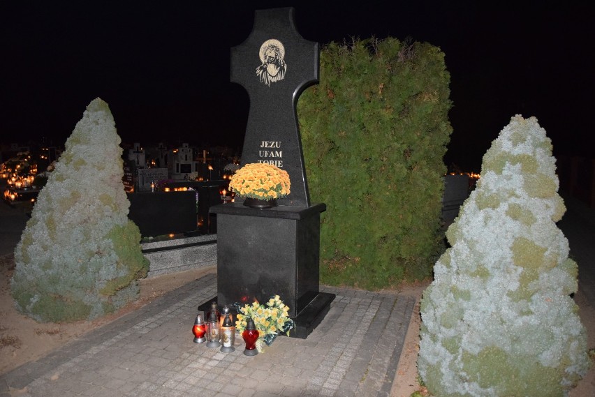 Wieczór 1 listopada na cmentarzu w Kadłubie[ZDJĘCIA, FILM]