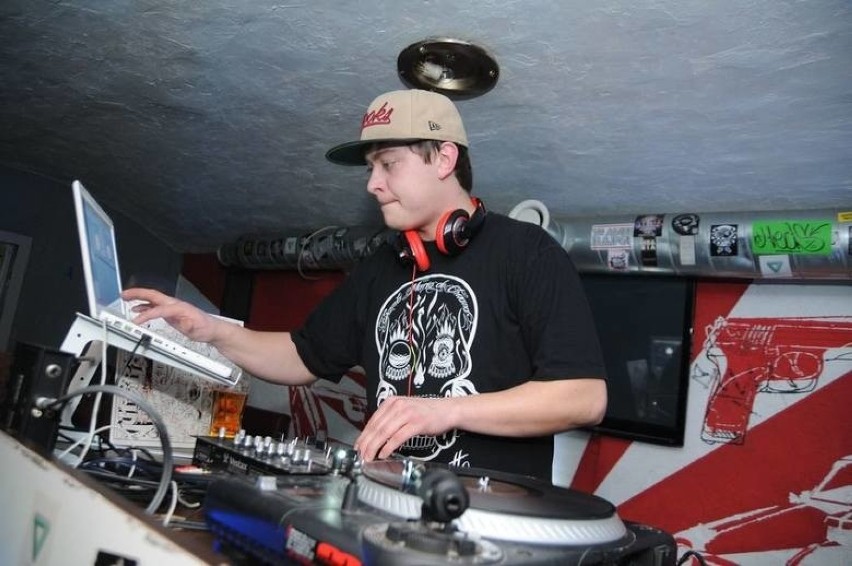 2013, Klub Alibi, DJ VaZee, który zaprosił na Around the...