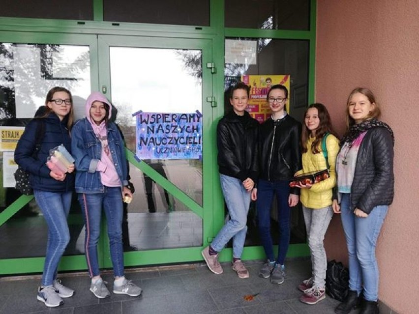 Strajk nauczycieli w Kaliszu. Uczniowie wspierają swoich pedagogów. ZDJĘCIA