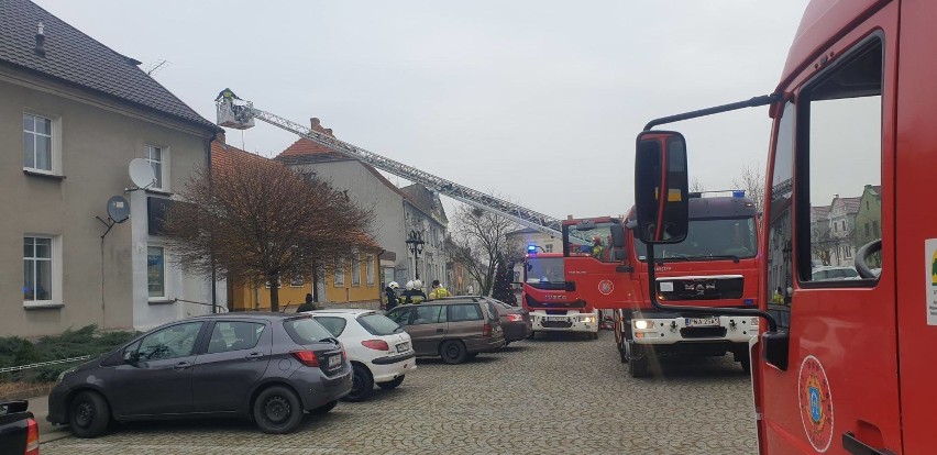 Pożar w budynku w centrum Skoków. Na miejsce wezwano straż pożarną
