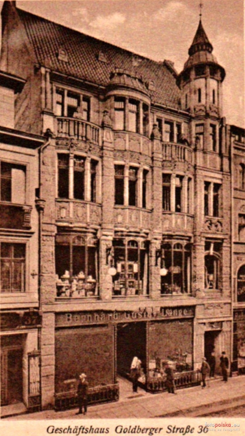 Dom towarowy Bernharda Gustawa Lange mieścił się przy ul....