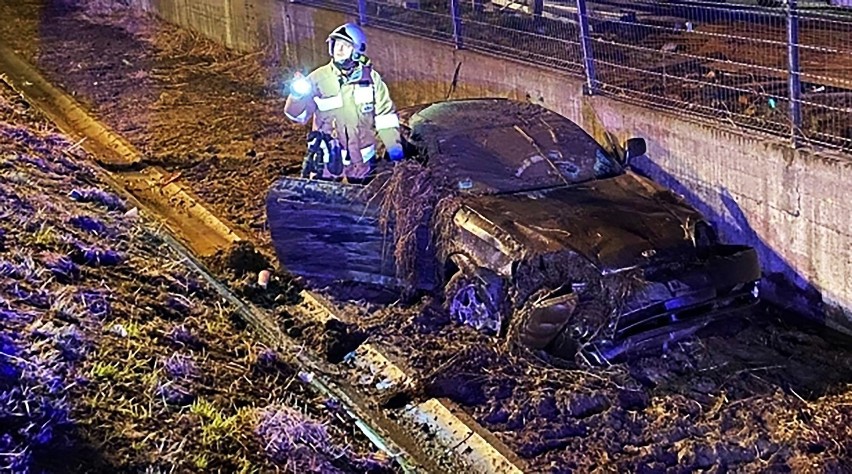 Wypadek na DK 28 w Zamieściu. Auto kompletnie rozbite, dwie osoby ranne