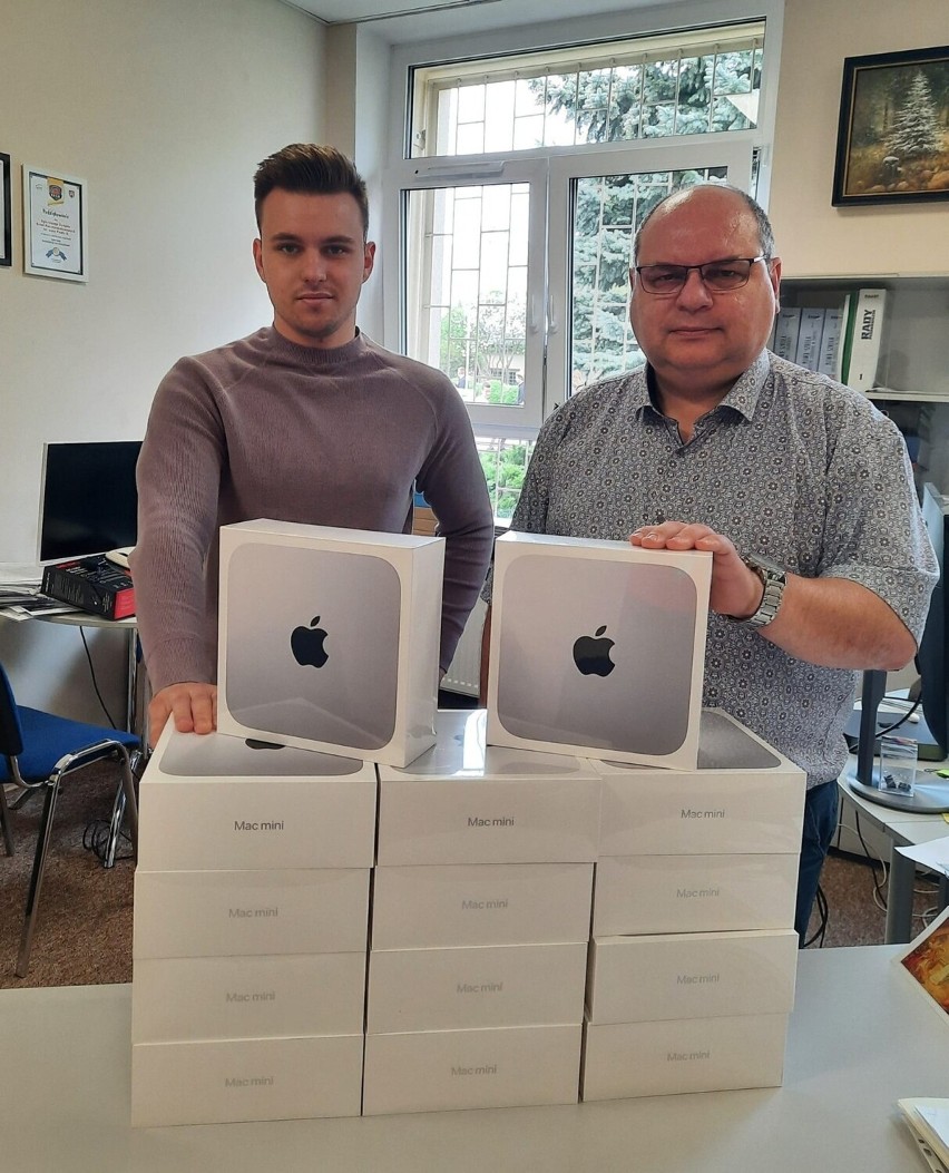 Nowoczesne komputery marki Apple dla zgierskich uczniów. Będą służyć do nauki programowania ZDJĘCIA