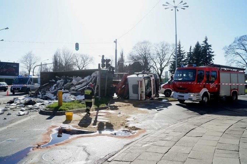 Groźny wypadek w centrum Słupska. Przewróciła się ciężarówka [ZDJĘCIA]