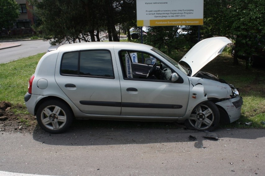 Bukowno. Zderzyły się dwa auta. Kierowca i pasażerka trafili do szpitala