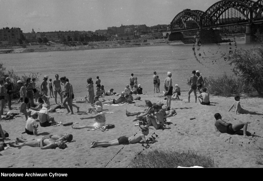 Rok 1941. Plaża nad Wisłą przy moście średnicowym. Widoczni opalający się ludzie