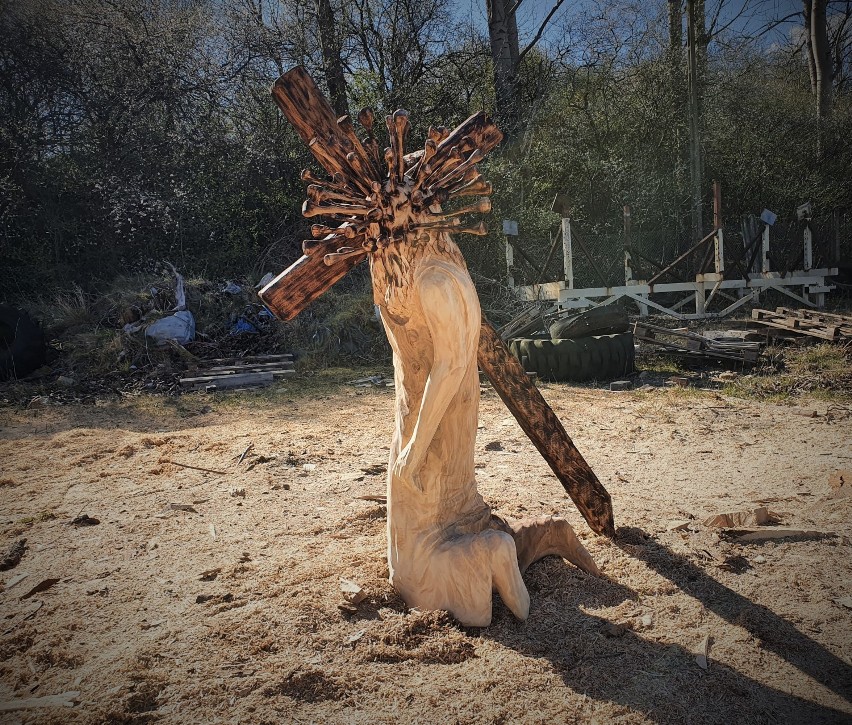 Jezus dźwigający krzyż koronawirusa - rzeźba Roberta Wyskiela