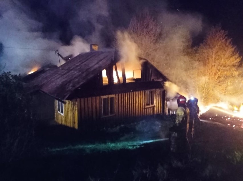 Nocny pożar w Korzeńcu w powiecie przemyskim. Spaliła się stodoła, budynek gospodarczy i dom [ZDJĘCIA OSP]