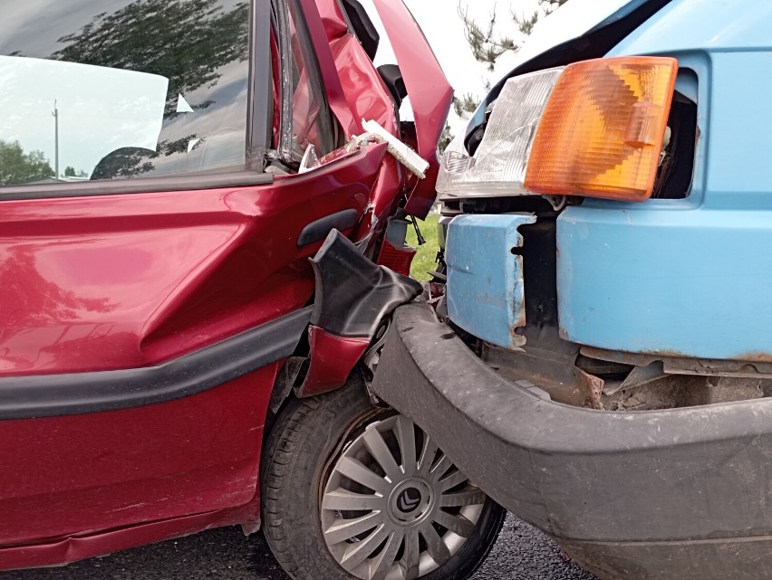 Wypadek w Sierakowicach Prawych. Kobieta z poważnymi obrażeniami trafiła do szpitala