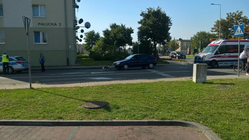 Wypadek w Wągrowcu. Zderzenie samochodu osobowego i roweru. Rowerzysta został przewieziony do szpitala