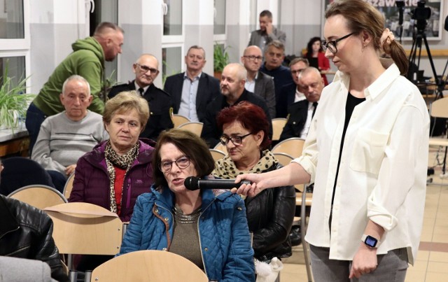 Spotkanie mieszkańców Tarpna z Maciejem Glamowskim, prezydentem Grudziądza odbyło się w holu Szkoły Ppodstawowej nr 18