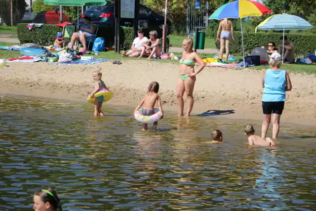 Już rano mieszkańcy przyjeżdżają nad jezioro w Skępem. Tu przez całe wakacje jest jedyne w powiecie strzeżone kąpielisko